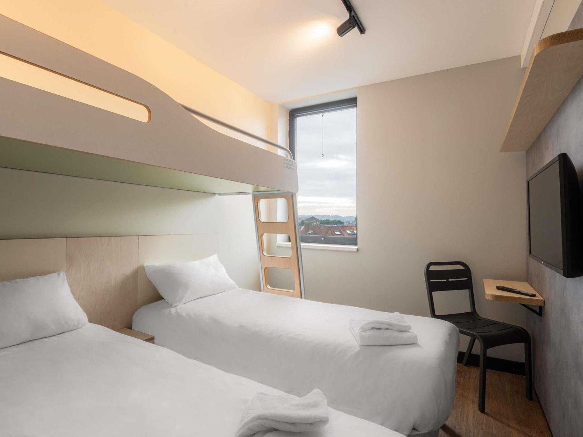 Camera Standard con 2 Letti Singoli e 1 Letto a Castello